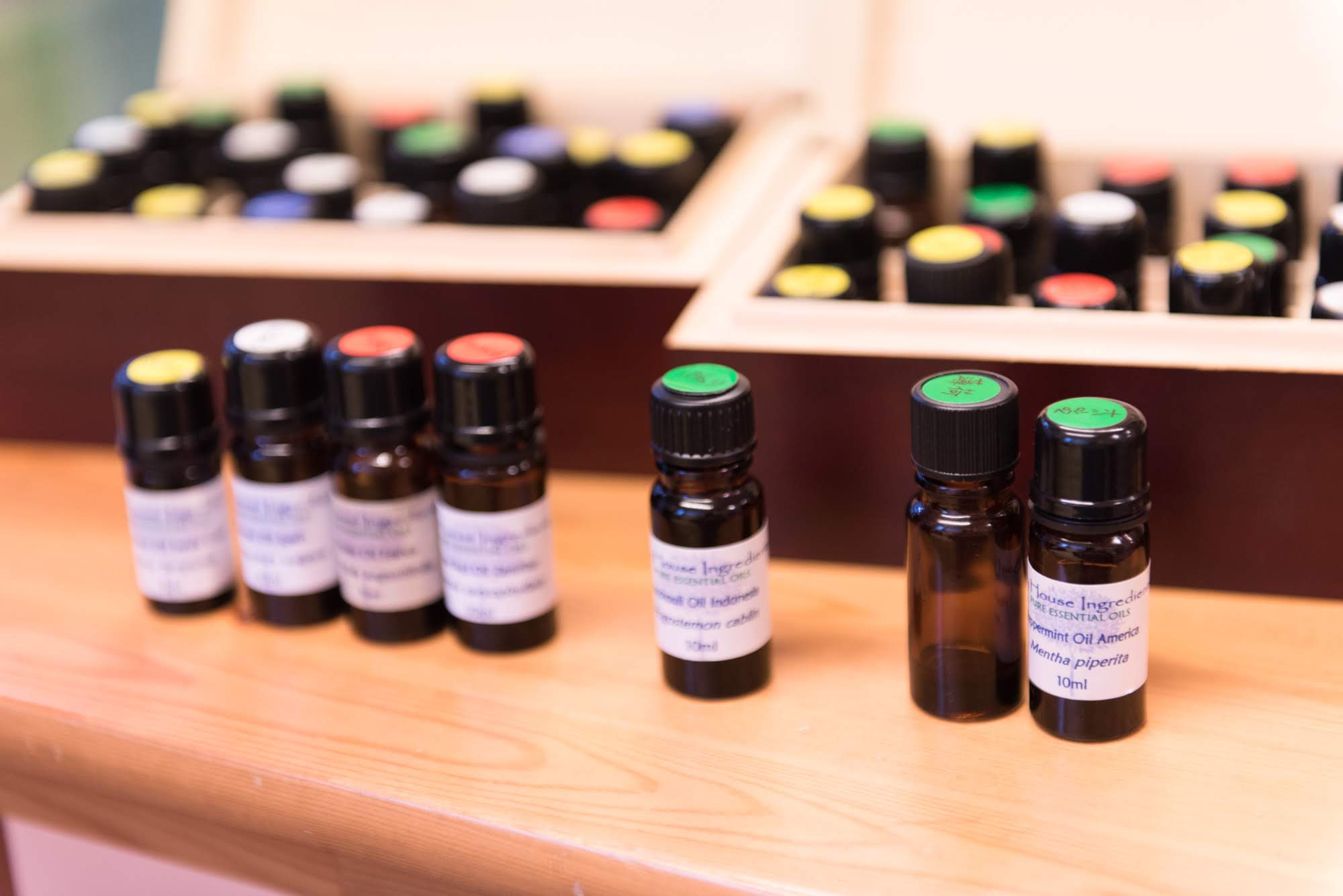 アロマで癒されながら腸活したい。便秘や下痢に有効な精油とは？