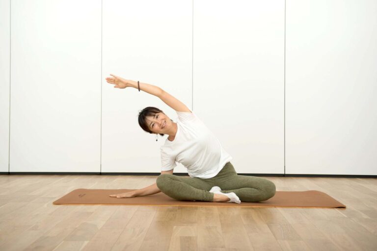 ヨガで腸活しよう。朝晩ベッドでできる腸活ヨガポーズ。