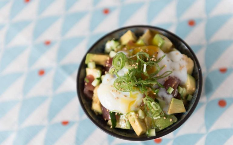 繊維もタンパク質もとれる！“腸”美味しいマグロアボカド丼