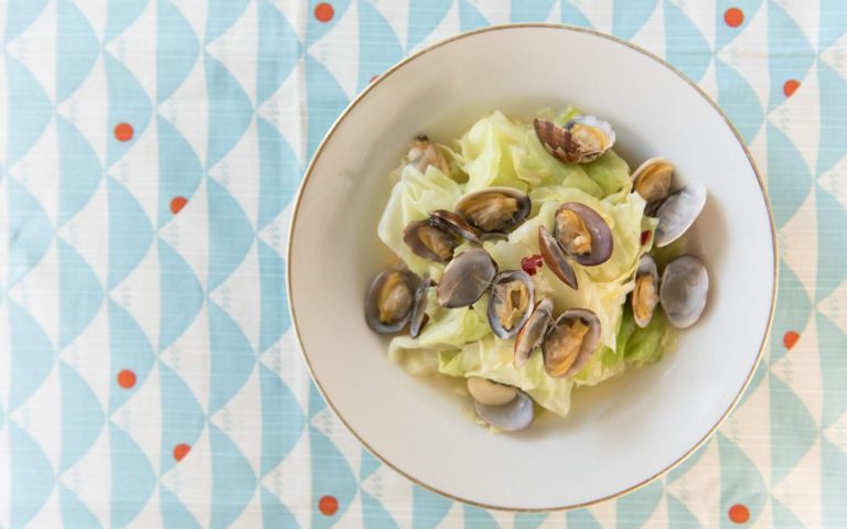 「あさりとキャベツの酒蒸し」スグできて、ピリ辛“腸”うまい♪