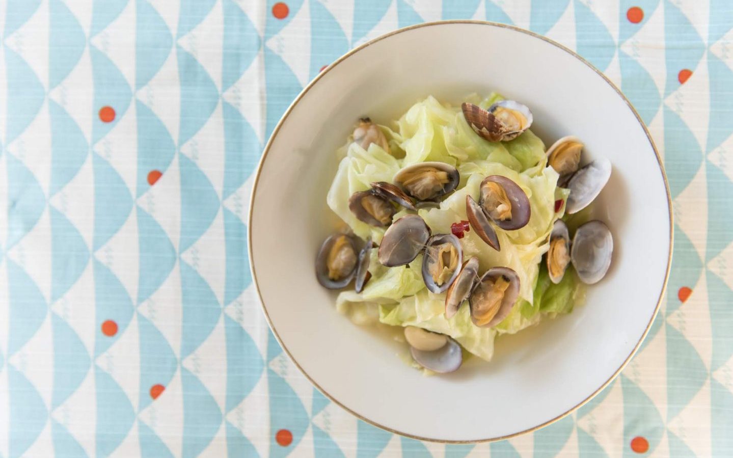 「あさりとキャベツの酒蒸し」スグできて、ピリ辛“腸”うまい♪