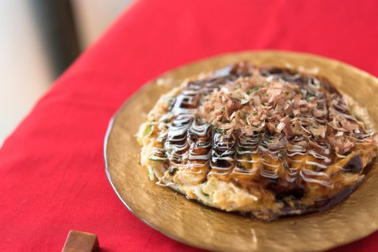 栄養＆食物繊維不足を補う！コンビニ食材で作る“腸”簡単お好み焼きレシピ【PR】