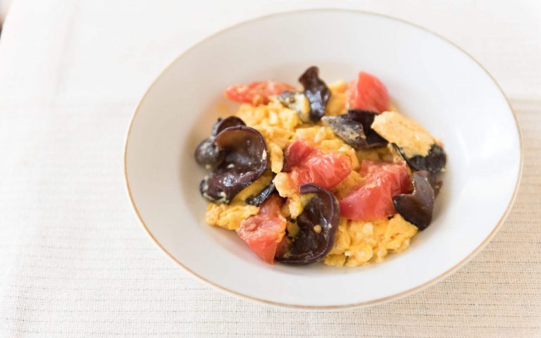 繊維もタンパク質もとれる！キクラゲとトマトのマヨ炒め