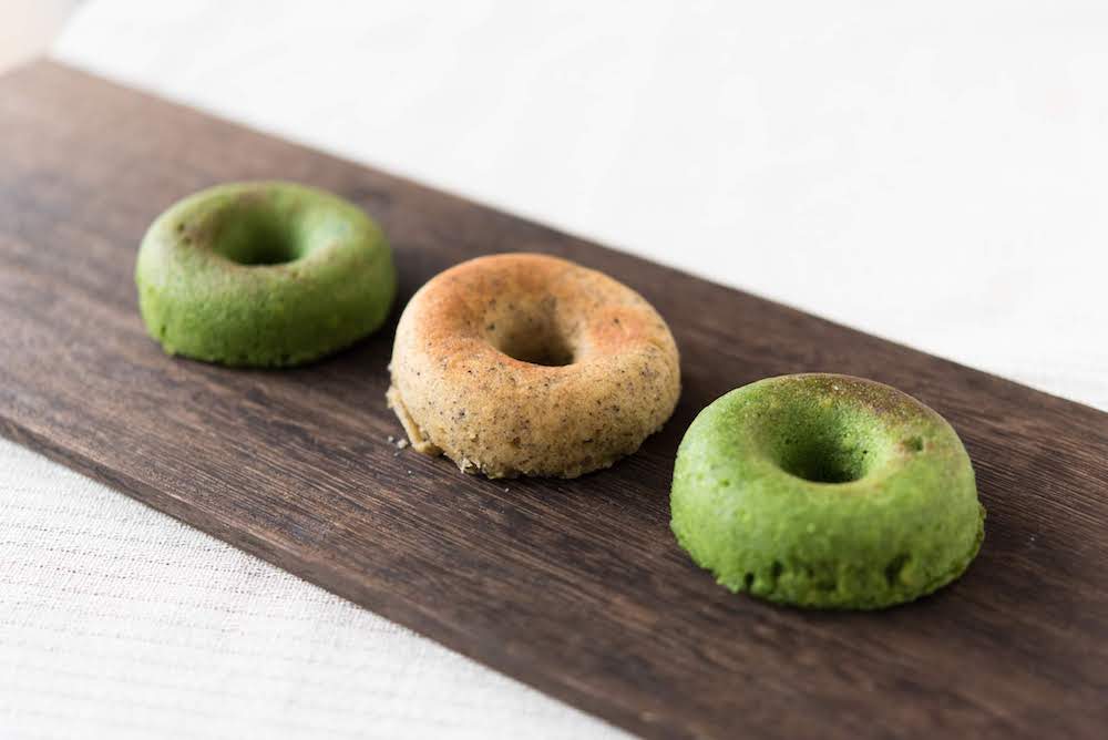 スイーツでも罪悪感なし！『レンジで楽チン！ほうれん草の焼きドーナツ』のレシピ【PR】